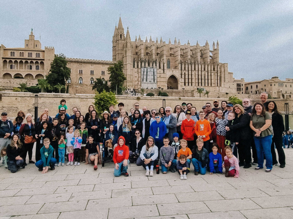 Worldschooling families in front of Palma Cathedral